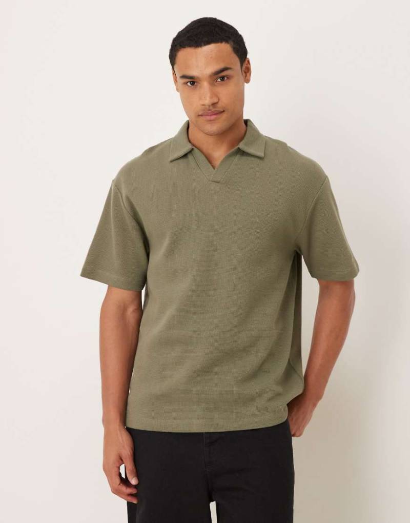 ASOS DESIGN - Lockeres Poloshirt in Khaki mit Waffelstruktur-Grün von ASOS DESIGN