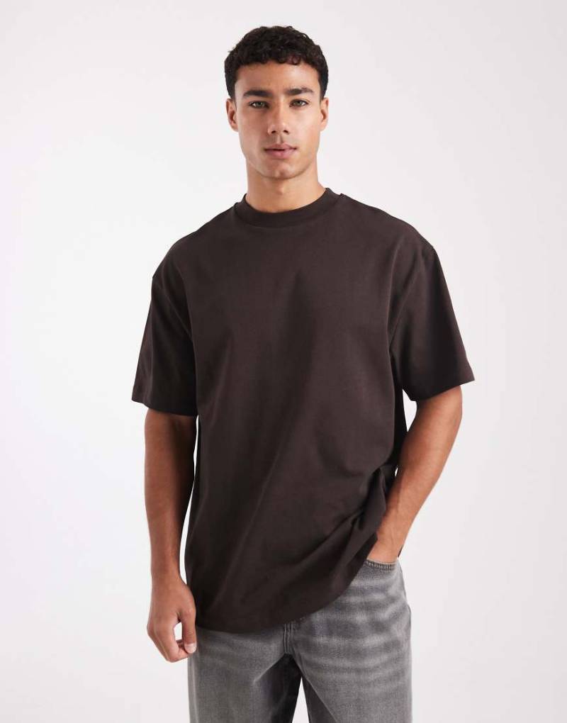 ASOS DESIGN - Schweres, hochgeschlossenes T-Shirt in Dunkelbraun mit lockerem Schnitt-Brown von ASOS DESIGN