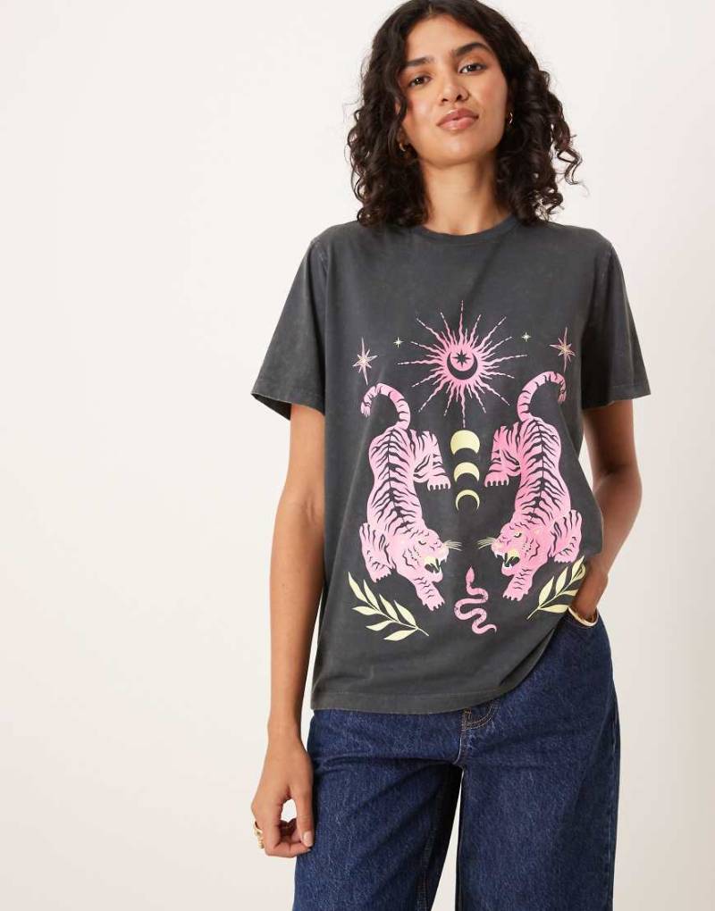 ASOS DESIGN - Lockeres T-Shirt in verwaschenem Anthrazit mit Tasche und Tiger-Himmelsprint-Grau von ASOS DESIGN