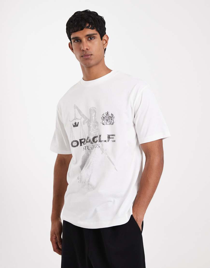 ASOS DESIGN - Lockeres T-Shirt mit Sport-Grafik in Weiß von ASOS DESIGN