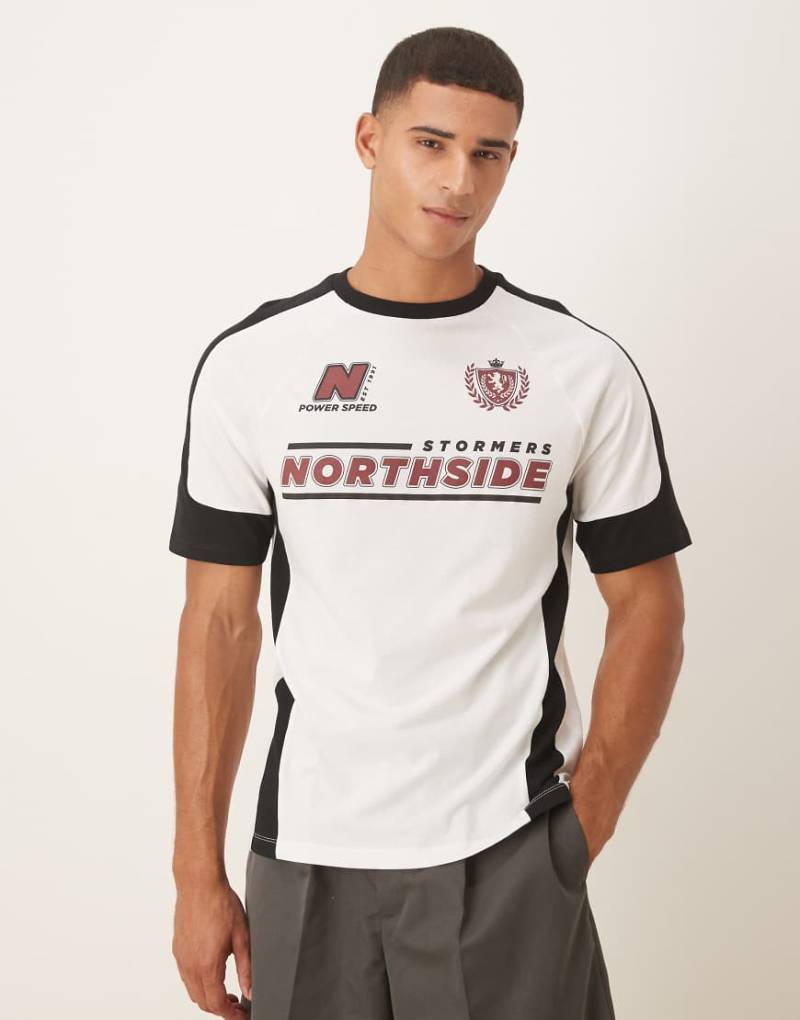 ASOS DESIGN - Lockeres T-Shirt mit Sport-Grafik in Weiß von ASOS DESIGN