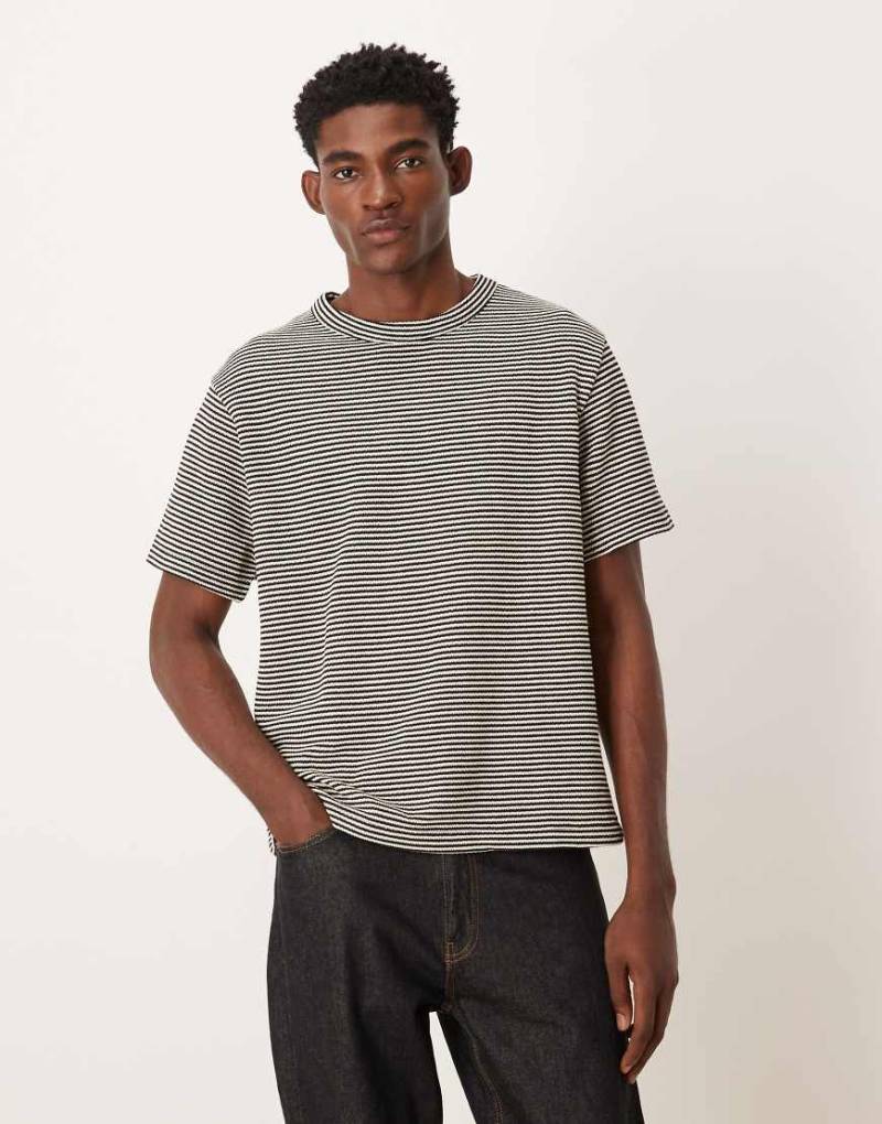 ASOS DESIGN - Strukturiertes Relaxed-Fit-T-Shirt aus schwerem Stoff mit dünnen schwarzen und weißen Streifen-Bunt von ASOS DESIGN