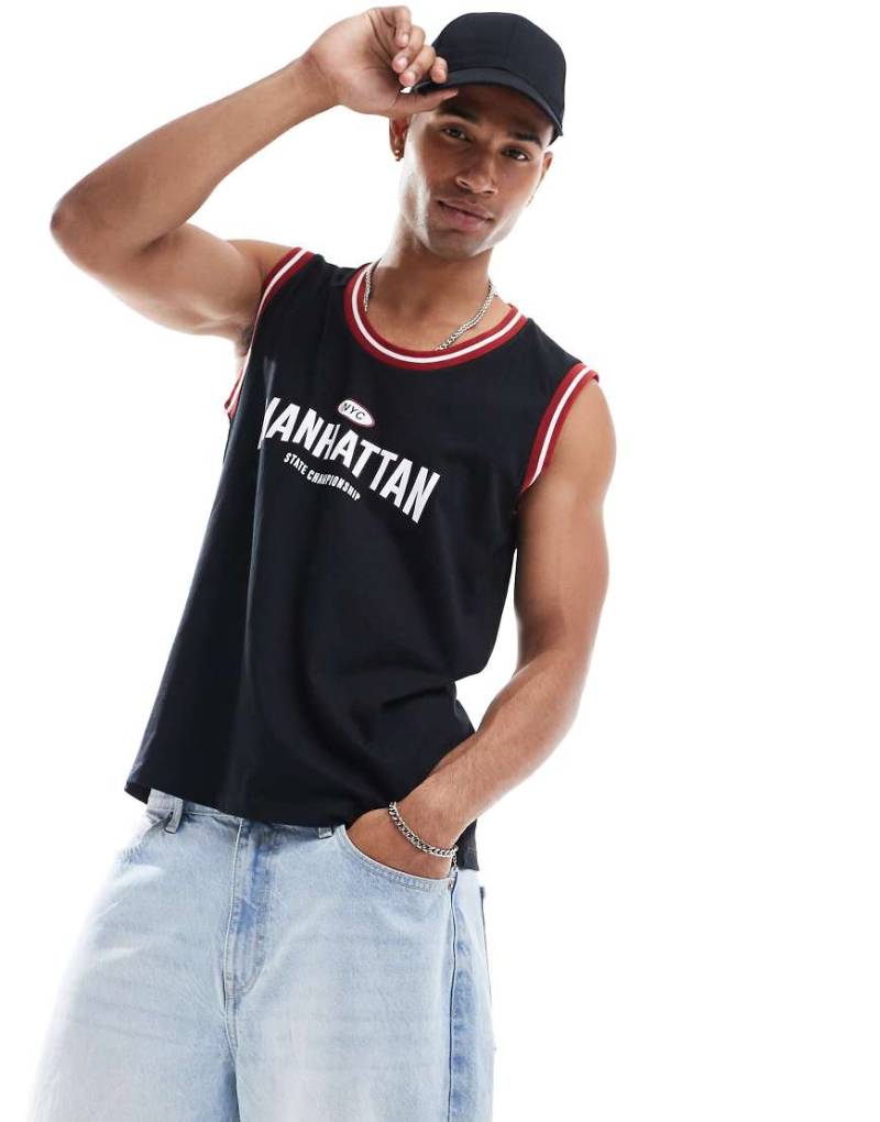ASOS DESIGN - Lockeres Trägershirt in Schwarz mit Cityprint auf der Vorderseite von ASOS DESIGN