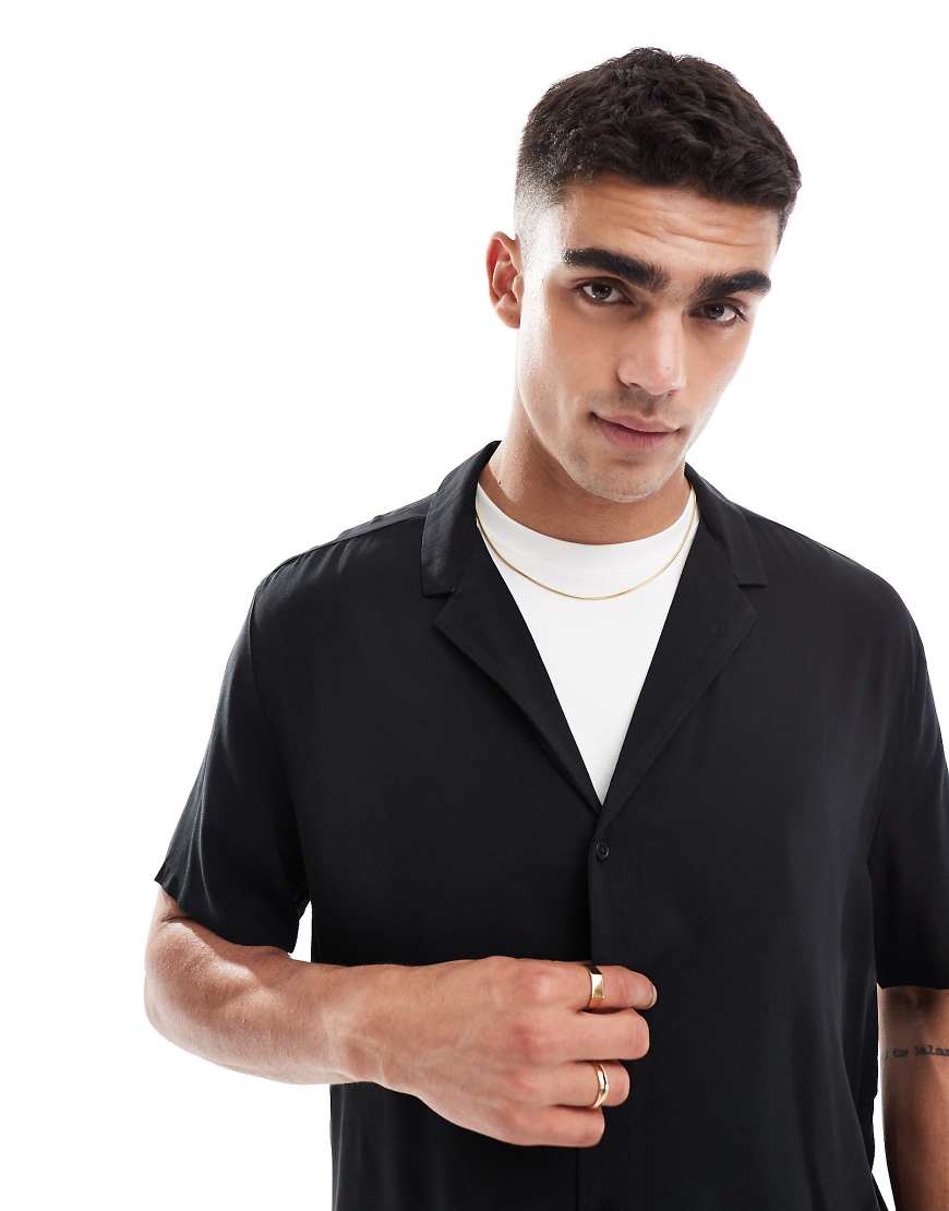 ASOS DESIGN - Lockeres Viskosehemd mit tiefem Reverskragen in Schwarz von ASOS DESIGN