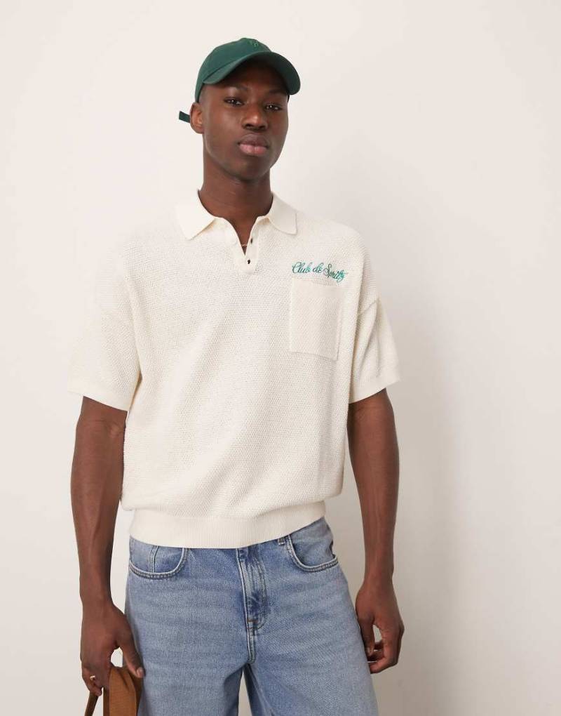 ASOS DESIGN - Lockeres Strick-Polohemd in Ecru mit Brusttasche und aufgesticktem Text-Neutral von ASOS DESIGN