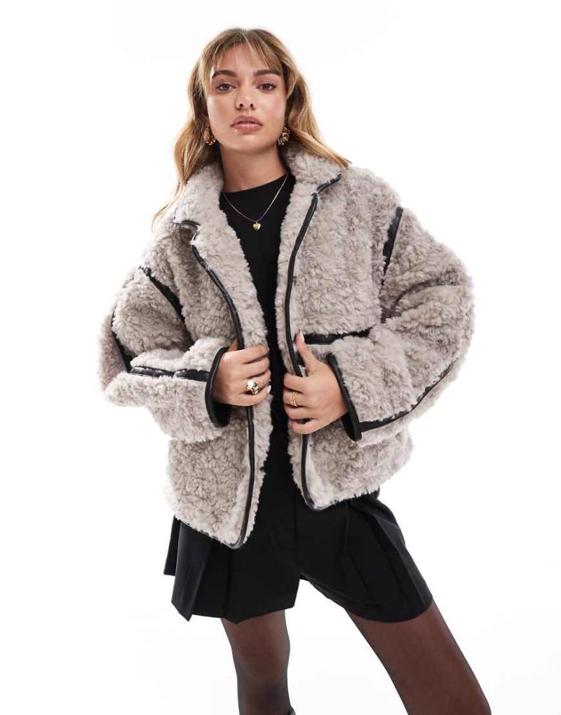 ASOS DESIGN - Lockige Teddyfell-Jacke in Grau mit Stehkragen von ASOS DESIGN