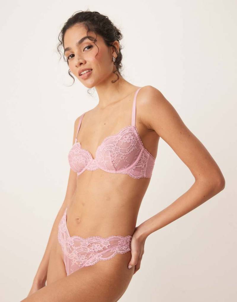 ASOS DESIGN - Lola - Tanga aus Spitze in Babyrosa von ASOS DESIGN