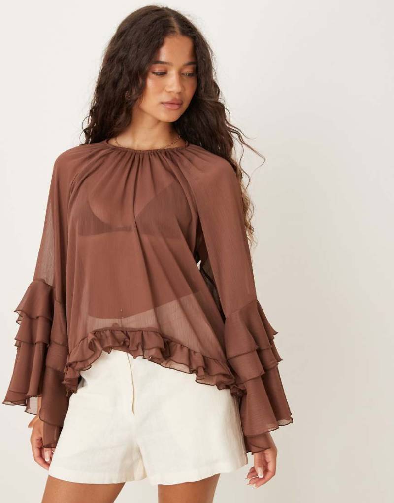 ASOS DESIGN - Longline-Bluse aus Chiffon in Schokobraun mit Rüschen von ASOS DESIGN