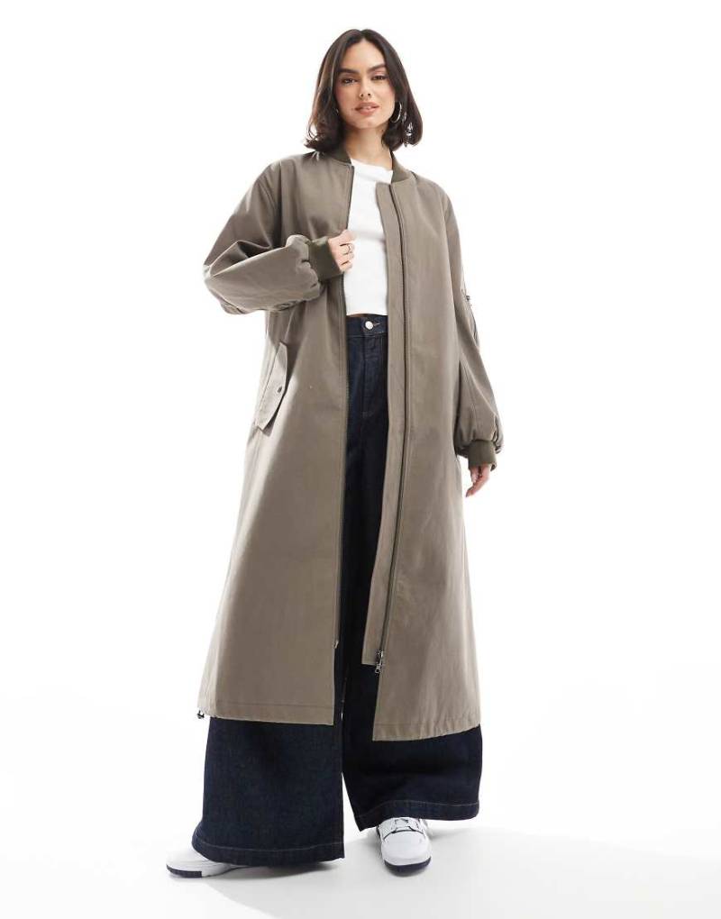 ASOS DESIGN - Longline-Bomberjacke in Khaki-Keine Farbe von ASOS DESIGN