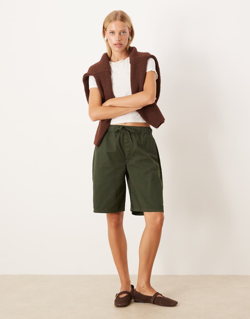 ASOS DESIGN - Longline-Boxershorts aus Baumwolle mit Paperhaptik in Khaki-Grün von ASOS DESIGN