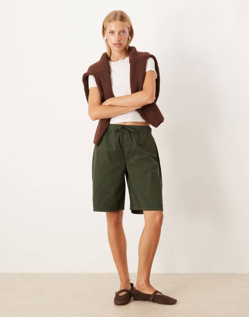 ASOS DESIGN - Longline-Boxershorts aus Baumwolle mit Paperhaptik in Khaki-Grün von ASOS DESIGN