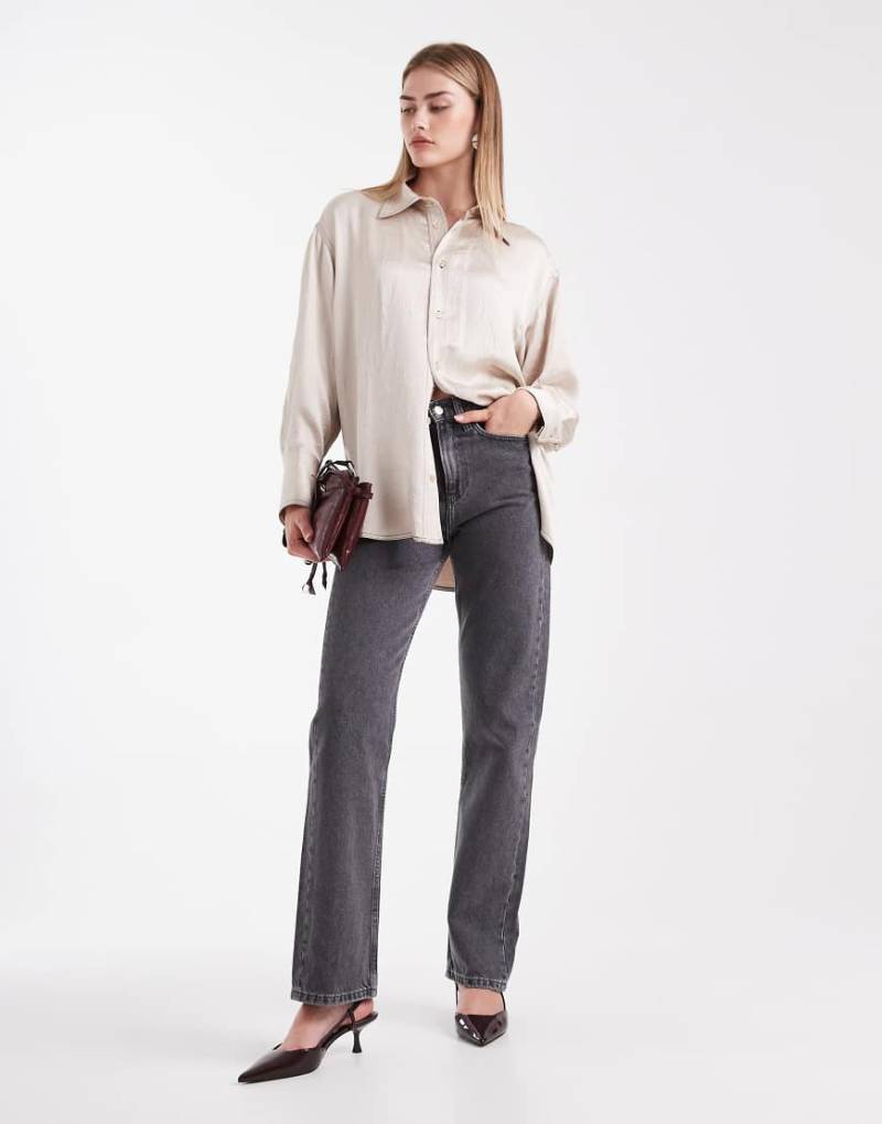 ASOS DESIGN - Longline-Hemd aus Satin in Ecru mit Knitterstruktur und kontrastierenden Nähten-Weiß von ASOS DESIGN