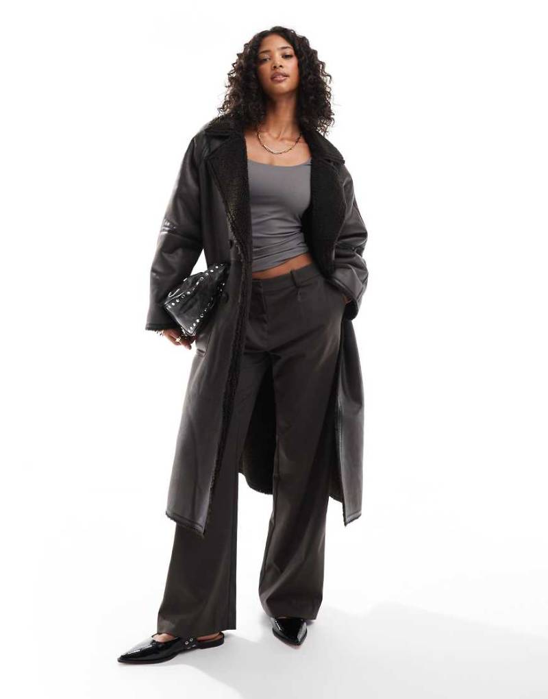 ASOS DESIGN - Longline-Jacke in Braun mit farblich abgesetzter Einfassung und Lammfellimitat von ASOS DESIGN