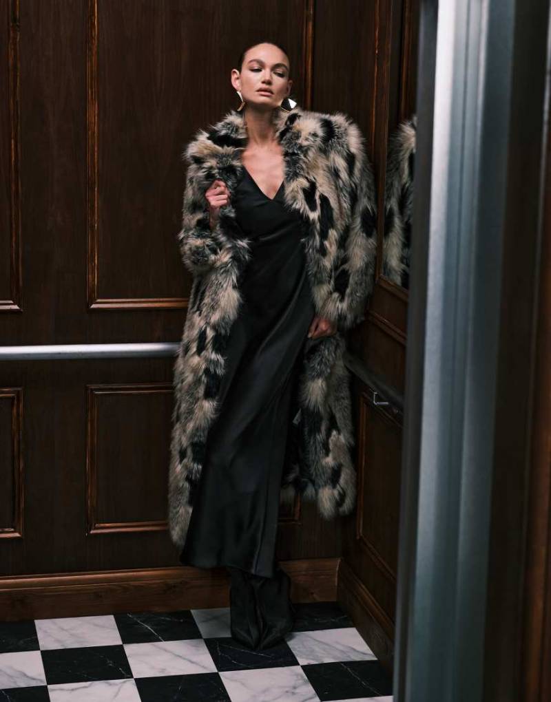 ASOS DESIGN - Longline-Mantel aus Kunstpelz mit Flickenoptik in Haferbeige und Schwarz von ASOS DESIGN