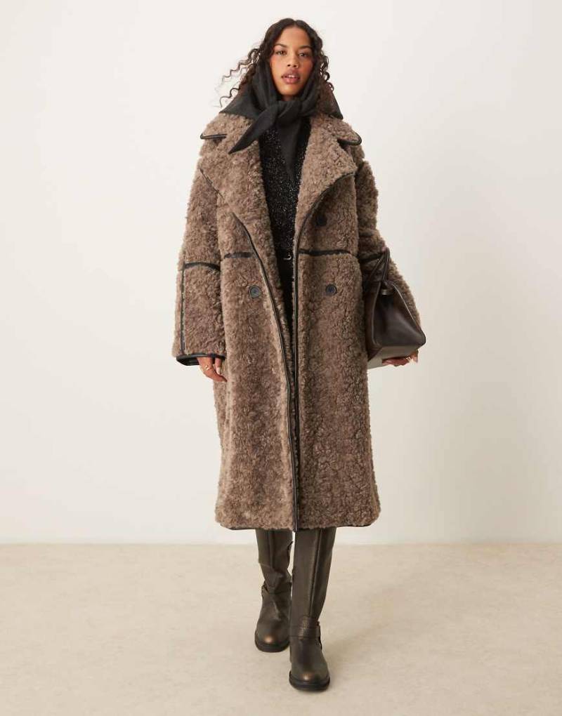 ASOS DESIGN - Longline-Mantel aus lockigem Teddyfell in Braun-Weiß ASOS DESIGN - Longline-Mantel aus lockigem Teddyfell in Braun-Weiß von ASOS DESIGN