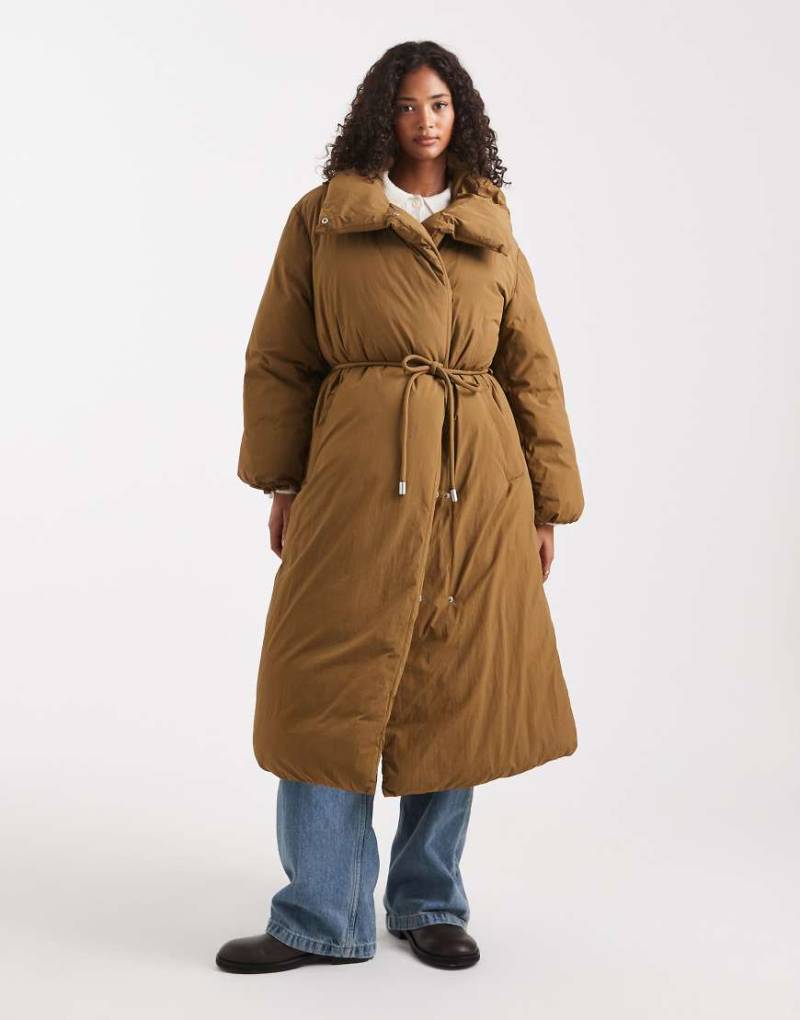 ASOS DESIGN - Longline-Pufferjacke in Oliv mit Trichterkragen-Brown von ASOS DESIGN