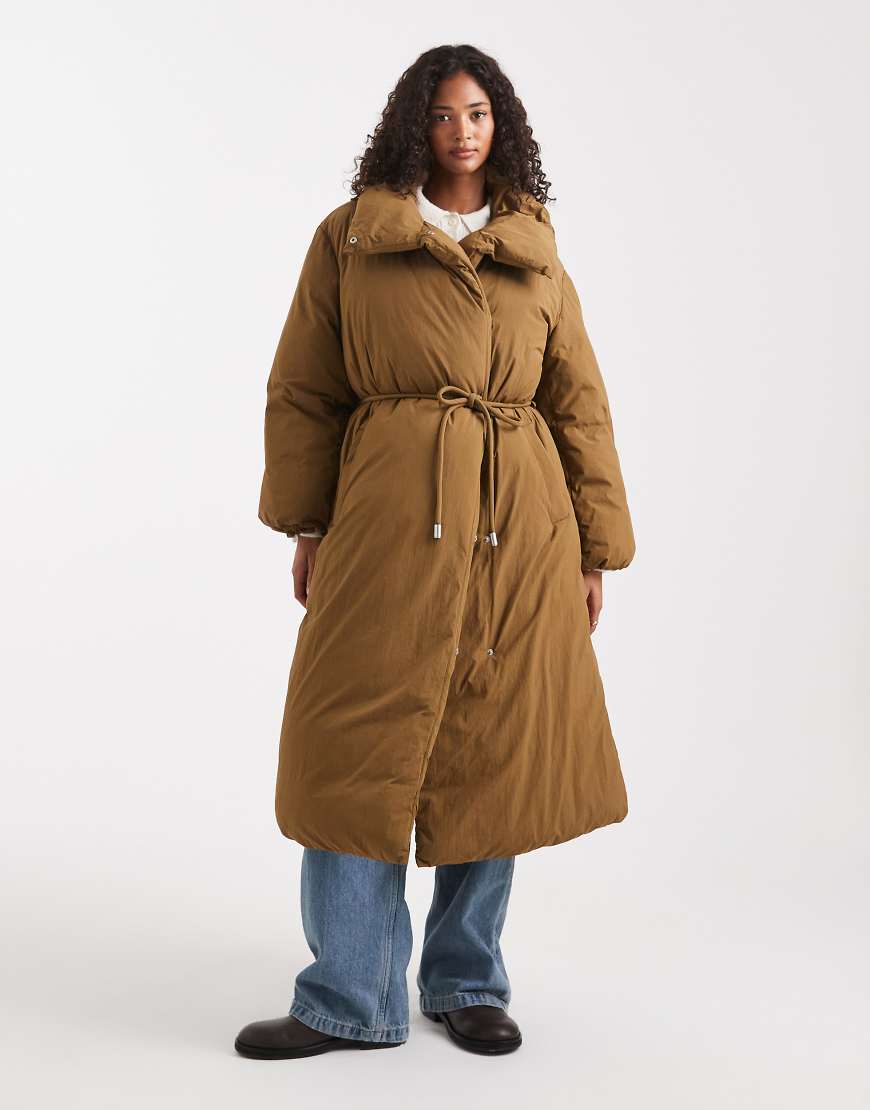 ASOS DESIGN - Longline-Pufferjacke in Oliv mit Trichterkragen-Brown von ASOS DESIGN