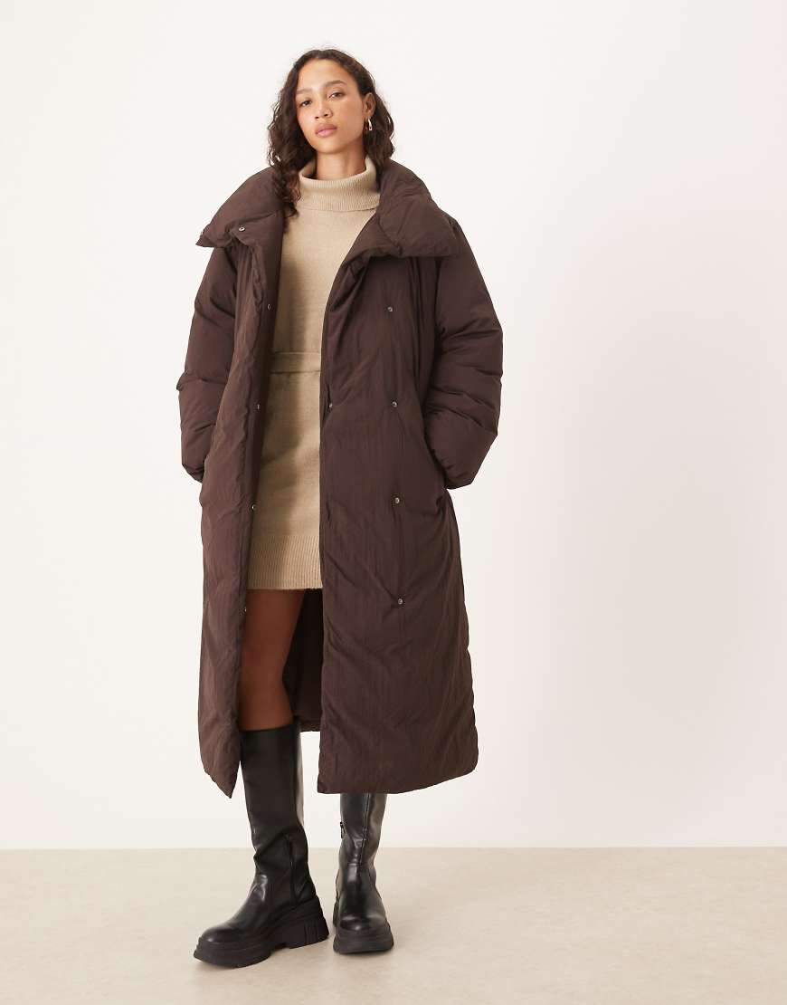 ASOS DESIGN - Longline-Pufferjacke in Schokobraun mit Trichterkragen-Brown von ASOS DESIGN