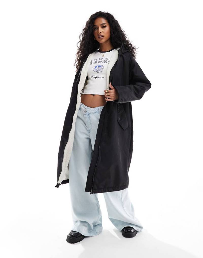 ASOS DESIGN - Longline-Regenjacke in Schwarz mit Teddyfellfutter von ASOS DESIGN