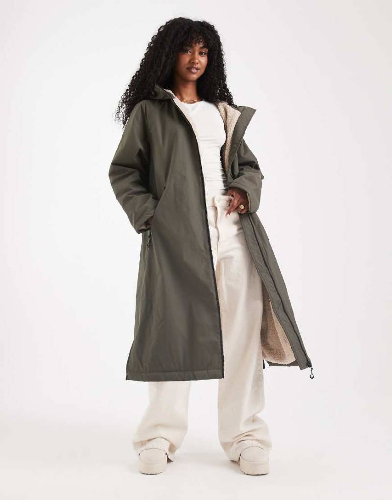 ASOS DESIGN - Longline-Regenmantel aus Fleece in Olivgrün ASOS DESIGN - Longline-Regenmantel aus Fleece in Olivgrün von ASOS DESIGN