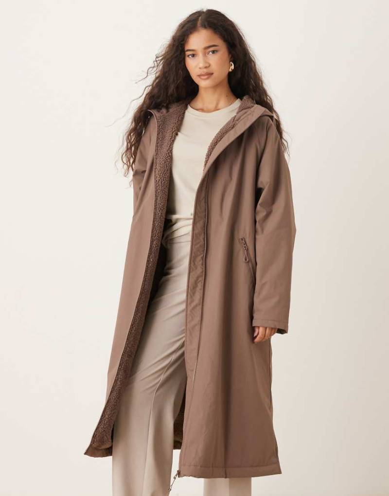 ASOS DESIGN - Longline-Regenmantel in Pilzbraun mit Futter aus Fleece-Brown von ASOS DESIGN