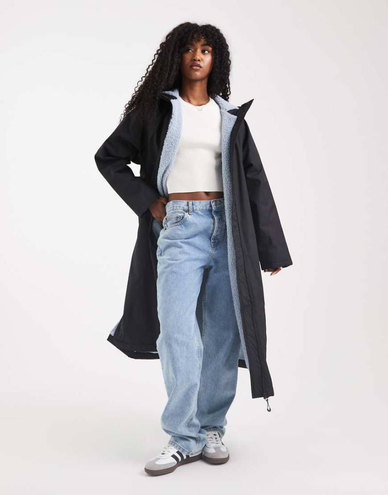 ASOS DESIGN - Longline-Regenmantel in Schwarz mit Fleece-Futter in Blau-Keine Farbe von ASOS DESIGN