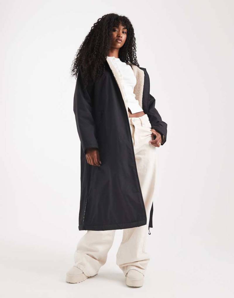 ASOS DESIGN - Longline-Regenmantel in Schwarz mit Futter aus Fleece von ASOS DESIGN