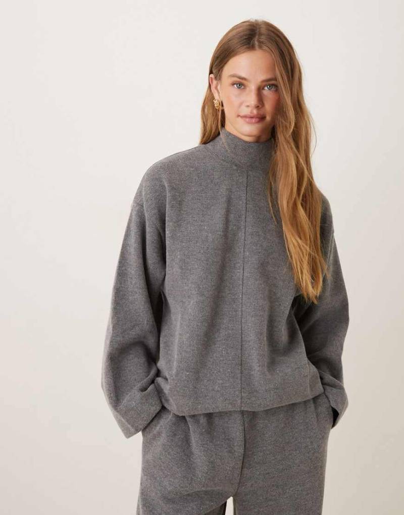 ASOS DESIGN - Longline-Rollkragenpullover in Schokobraun meliert mit weicher Haptik und Ziernaht vorne, Kombiteil-Grau von ASOS DESIGN