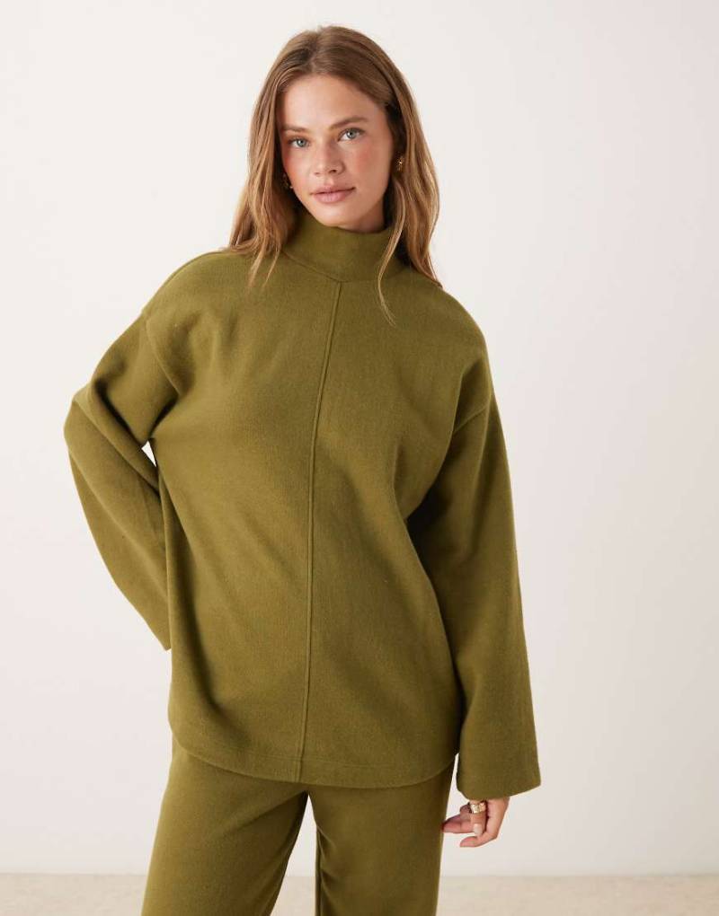 ASOS DESIGN - Longline-Rollkragenpullover in Schokobraun mit weicher Haptik und Ziernaht vorne, Kombiteil-Grün von ASOS DESIGN