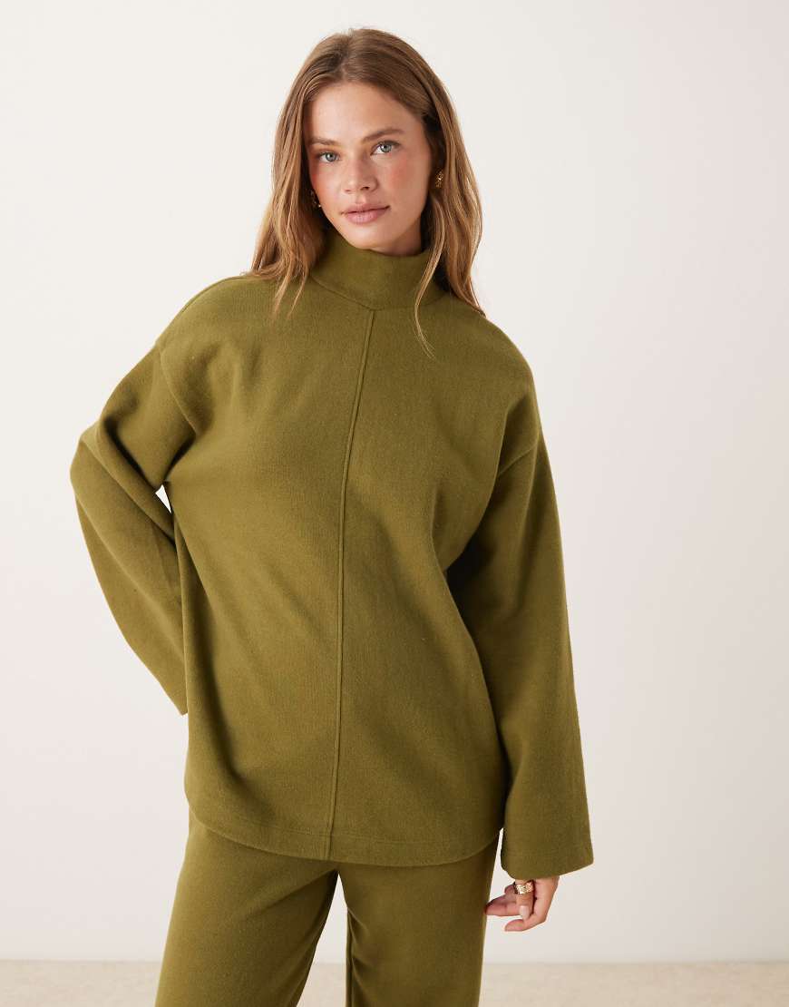 ASOS DESIGN - Longline-Rollkragenpullover in Schokobraun mit weicher Haptik und Ziernaht vorne, Kombiteil-Grün ASOS DESIGN - Longline-Rollkragenpullover in Schokobraun mit weicher Haptik und Ziernaht vorne, Kombiteil-Grün von ASOS DESIGN