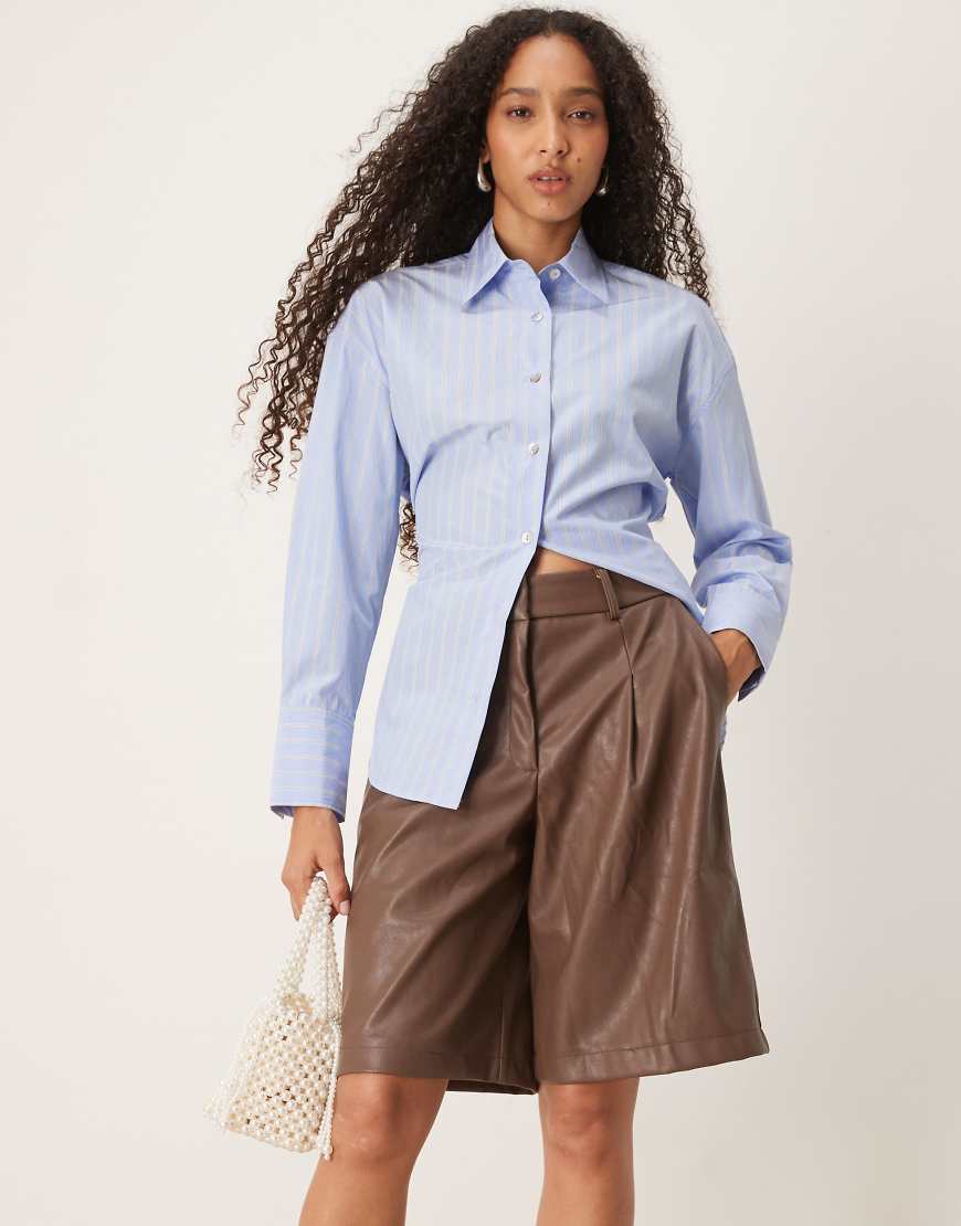 ASOS DESIGN - Longline-Safari-Shorts aus Kunstleder in Braun mit Bundfalten vorne-Weiß ASOS DESIGN - Longline-Safari-Shorts aus Kunstleder in Braun mit Bundfalten vorne-Weiß von ASOS DESIGN