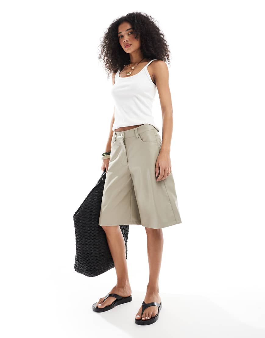 ASOS DESIGN - Longline-Shorts aus Kunstleder in Stein-Neutral ASOS DESIGN - Longline-Shorts aus Kunstleder in Stein-Neutral von ASOS DESIGN