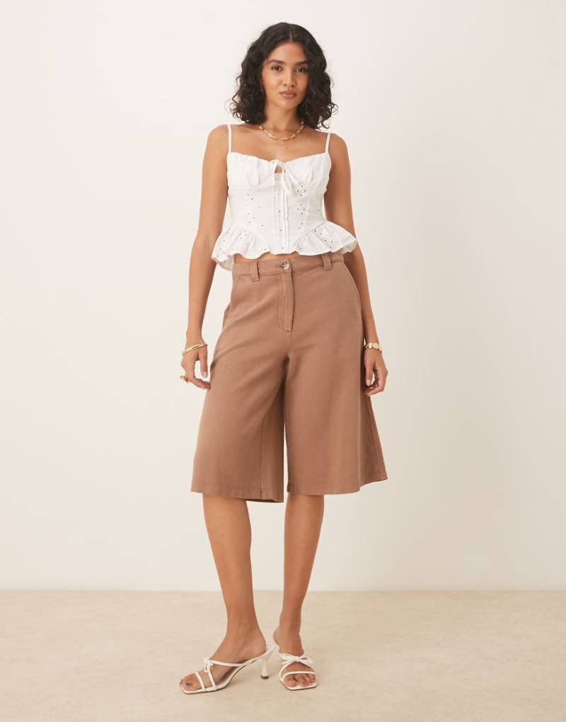 ASOS DESIGN - Longline-Shorts in Mokka mit Einsätzen und Waschung-Braun von ASOS DESIGN