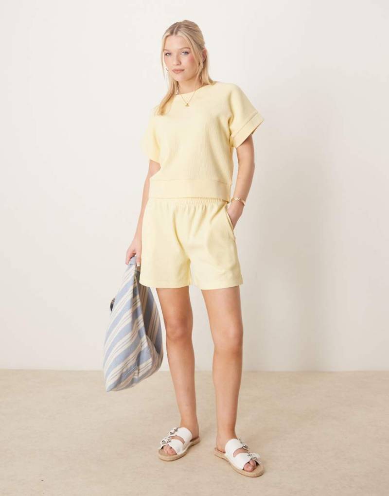 ASOS DESIGN - Longline-Shorts in Zitronengelb mit Waffelstruktur von ASOS DESIGN