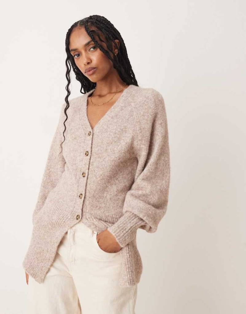 ASOS DESIGN - Longline-Strickjacke aus flauschigem Garn in Burgunderrot mit V-Ausschnitt und Taillendetail-Neutral von ASOS DESIGN