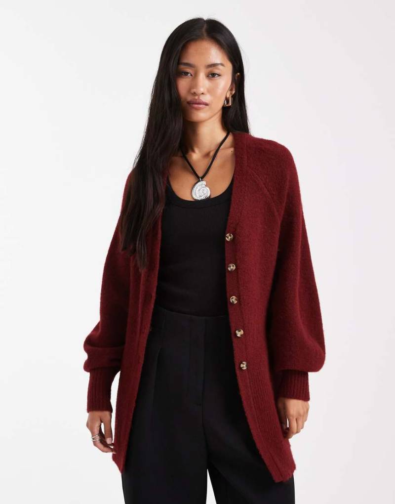 ASOS DESIGN - Longline-Strickjacke aus flauschigem Garn in Burgunderrot mit V-Ausschnitt und Taillendetail-Rotbraun von ASOS DESIGN