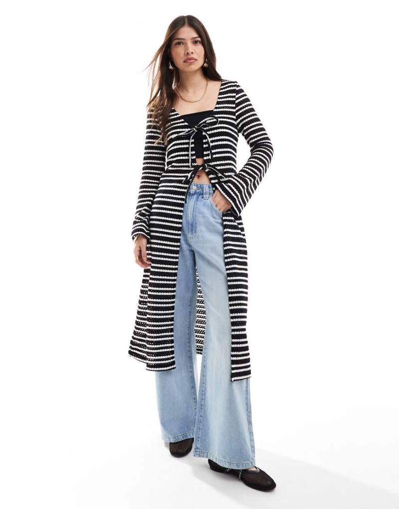 ASOS DESIGN - Longline-Strickjacke in Strickoptik in gestreiftem Schwarz-Weiß-Bunt von ASOS DESIGN