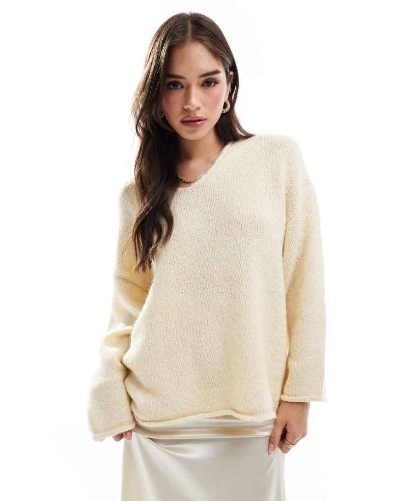 ASOS DESIGN - Longline-Strickpullover in Cremeweiß mit V-Ausschnitt von ASOS DESIGN