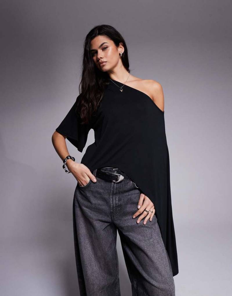 ASOS DESIGN - Longline-T-Shirt aus Modal in Schwarz mit drapiertem One-Shoulder-Design von ASOS DESIGN