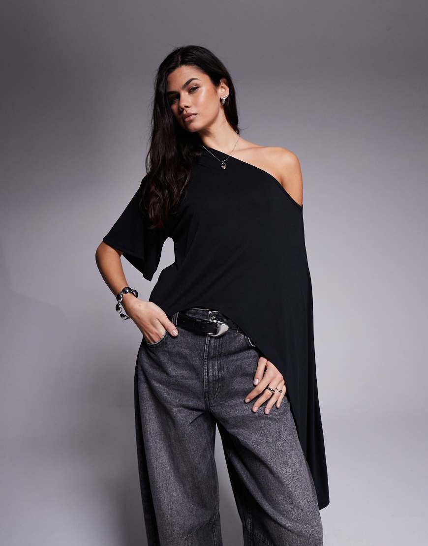 ASOS DESIGN - Longline-T-Shirt aus Modal in Schwarz mit drapiertem One-Shoulder-Design von ASOS DESIGN