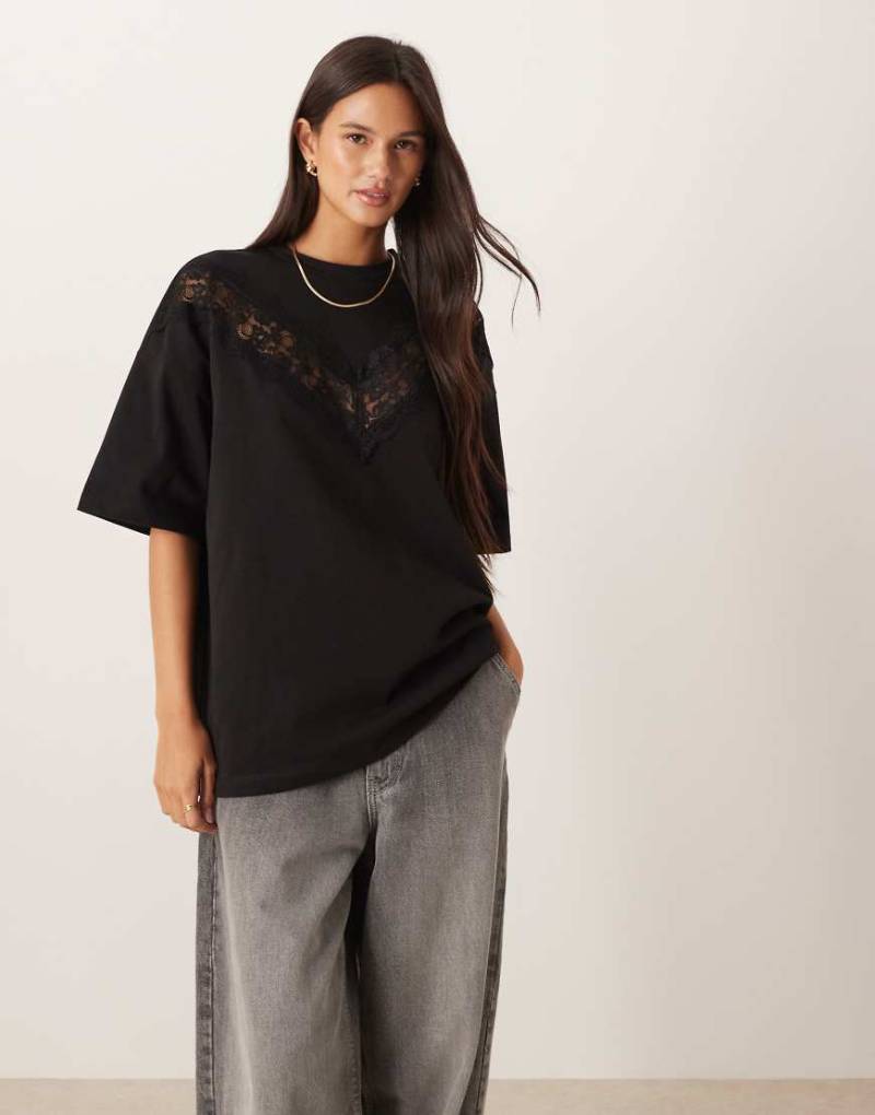 ASOS DESIGN - Longline-T-Shirt aus schwerem Material in Schwarz mit Spitzeneinsatz von ASOS DESIGN