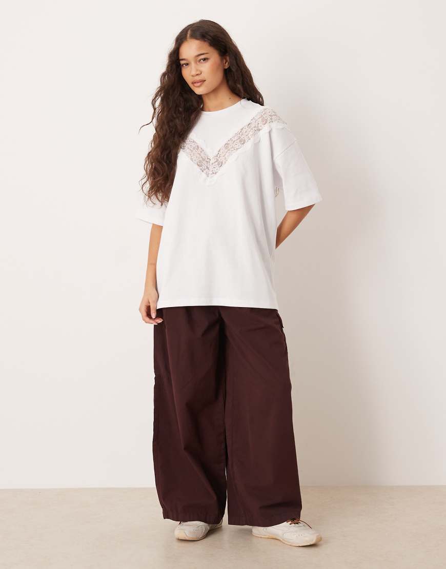 ASOS DESIGN - Longline-T-Shirt aus schwerem Material in Weiß mit Spitzeneinsatz von ASOS DESIGN
