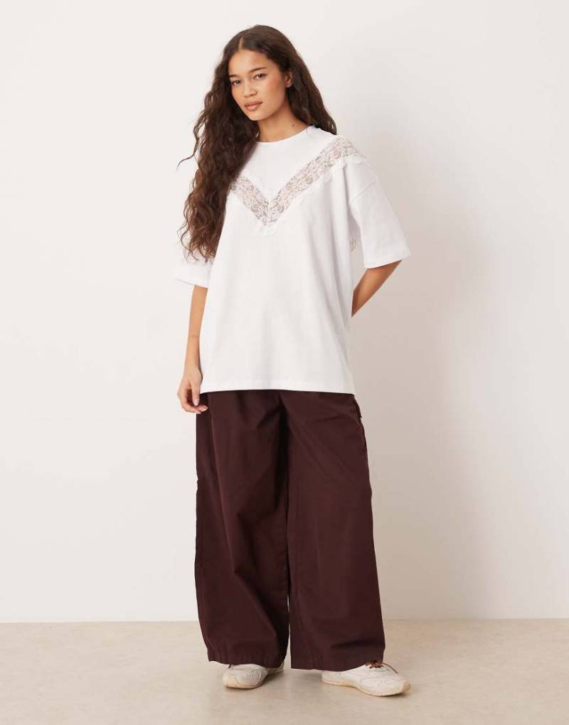 ASOS DESIGN - Longline-T-Shirt aus schwerem Material in Weiß mit Spitzeneinsatz von ASOS DESIGN