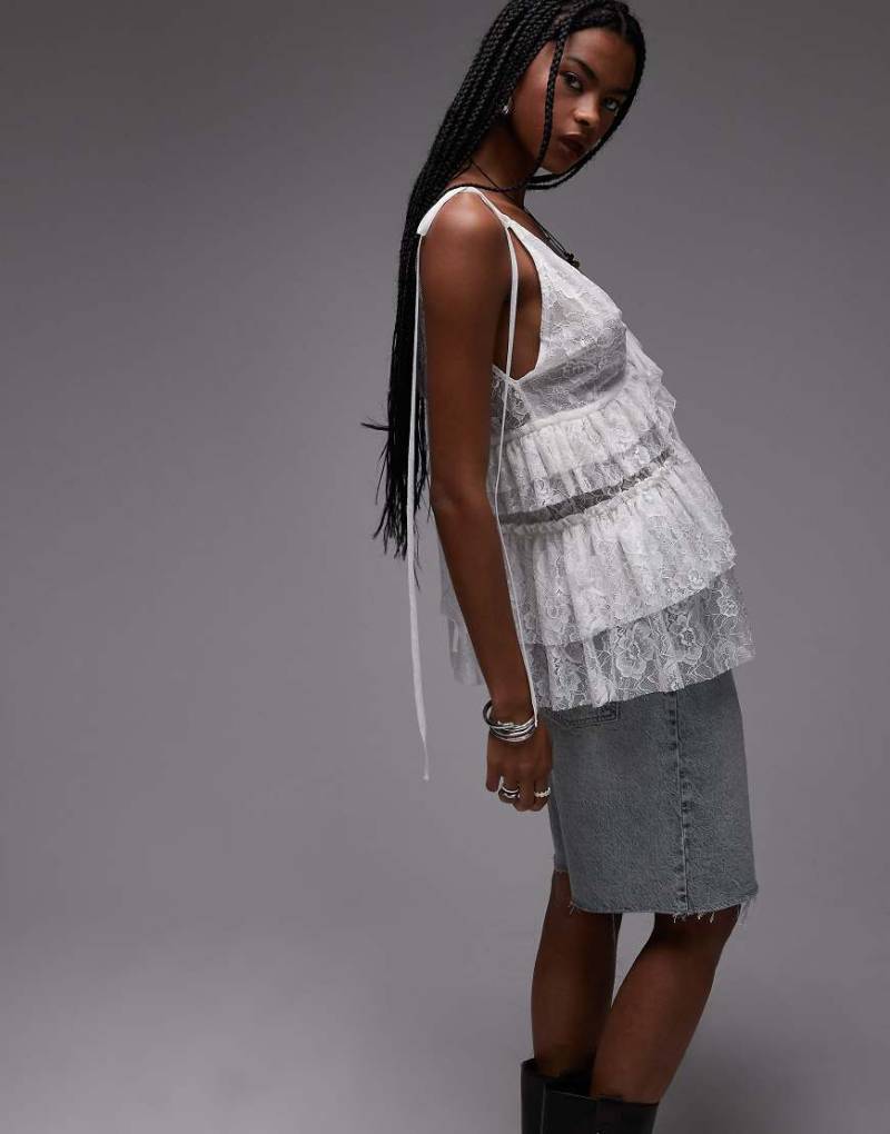ASOS DESIGN - Longline-Top aus elfenbeinweißer Spitze mit Rüschen ASOS DESIGN - Longline-Top aus elfenbeinweißer Spitze mit Rüschen von ASOS DESIGN