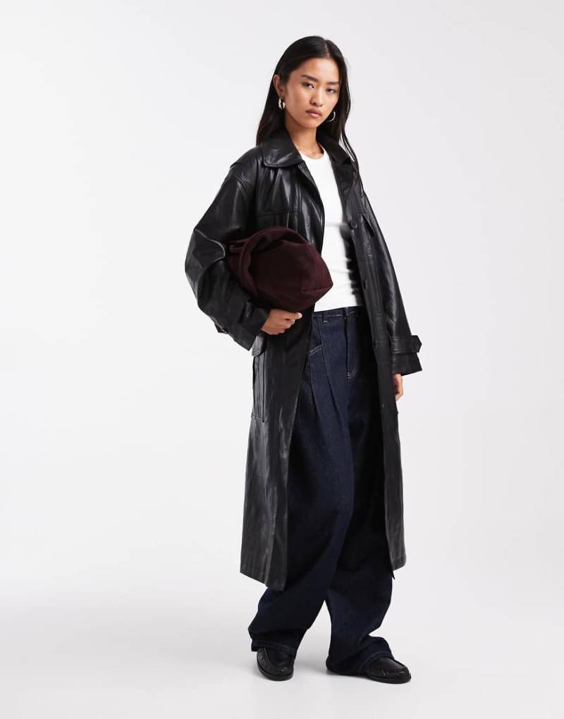 ASOS DESIGN - Longline-Trenchcoat in Schwarz mit Lederoptik und Kontrasttaschen von ASOS DESIGN