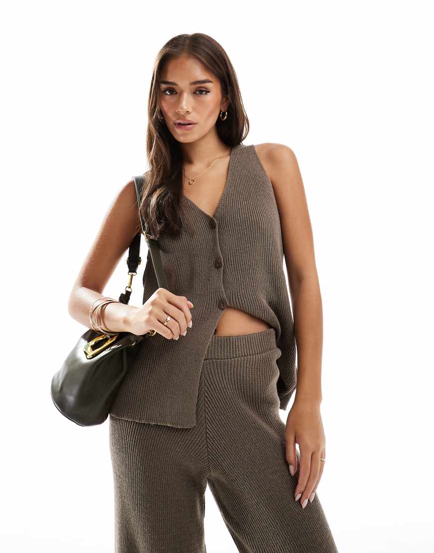 ASOS DESIGN - Longline-Weste aus Strick in dunklem Taupe mit V-Ausschnitt, Kombiteil-Neutral ASOS DESIGN - Longline-Weste aus Strick in dunklem Taupe mit V-Ausschnitt, Kombiteil-Neutral von ASOS DESIGN