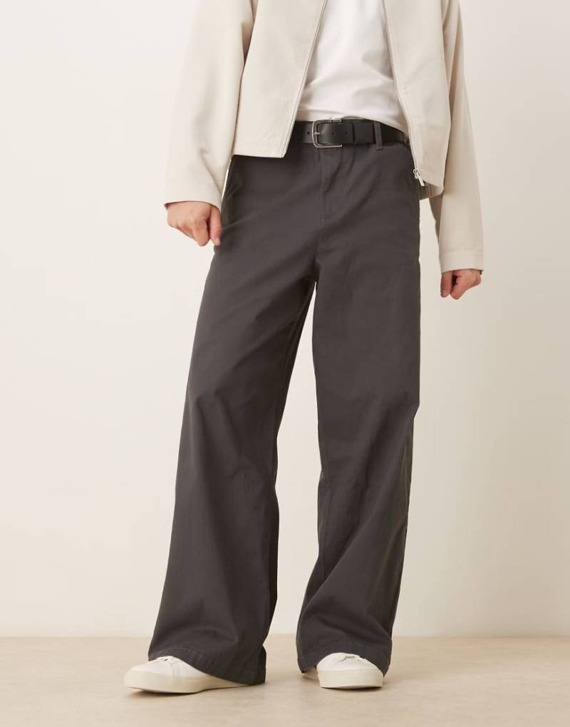 ASOS DESIGN - Loose Fit Chinohose in Anthrazit-Grau von ASOS DESIGN