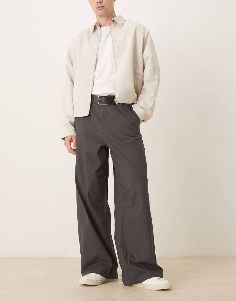 ASOS DESIGN - Loose Fit Chinohose in Anthrazit-Grau von ASOS DESIGN