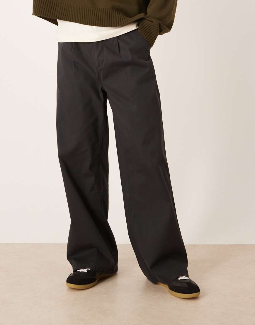 ASOS DESIGN - Loose-Fit-Chinos in Schwarz mit Bundfalten von ASOS DESIGN