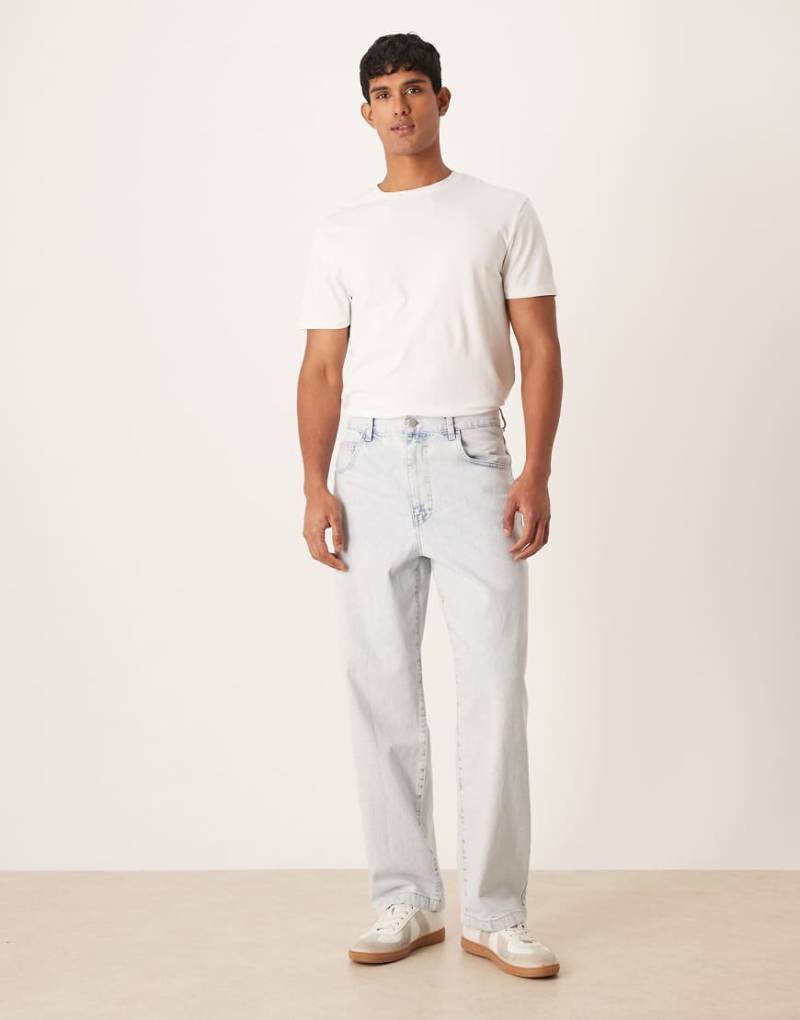 ASOS DESIGN - Loose Fit Jeans in hellblauer Waschung mit geradem Schnitt von ASOS DESIGN